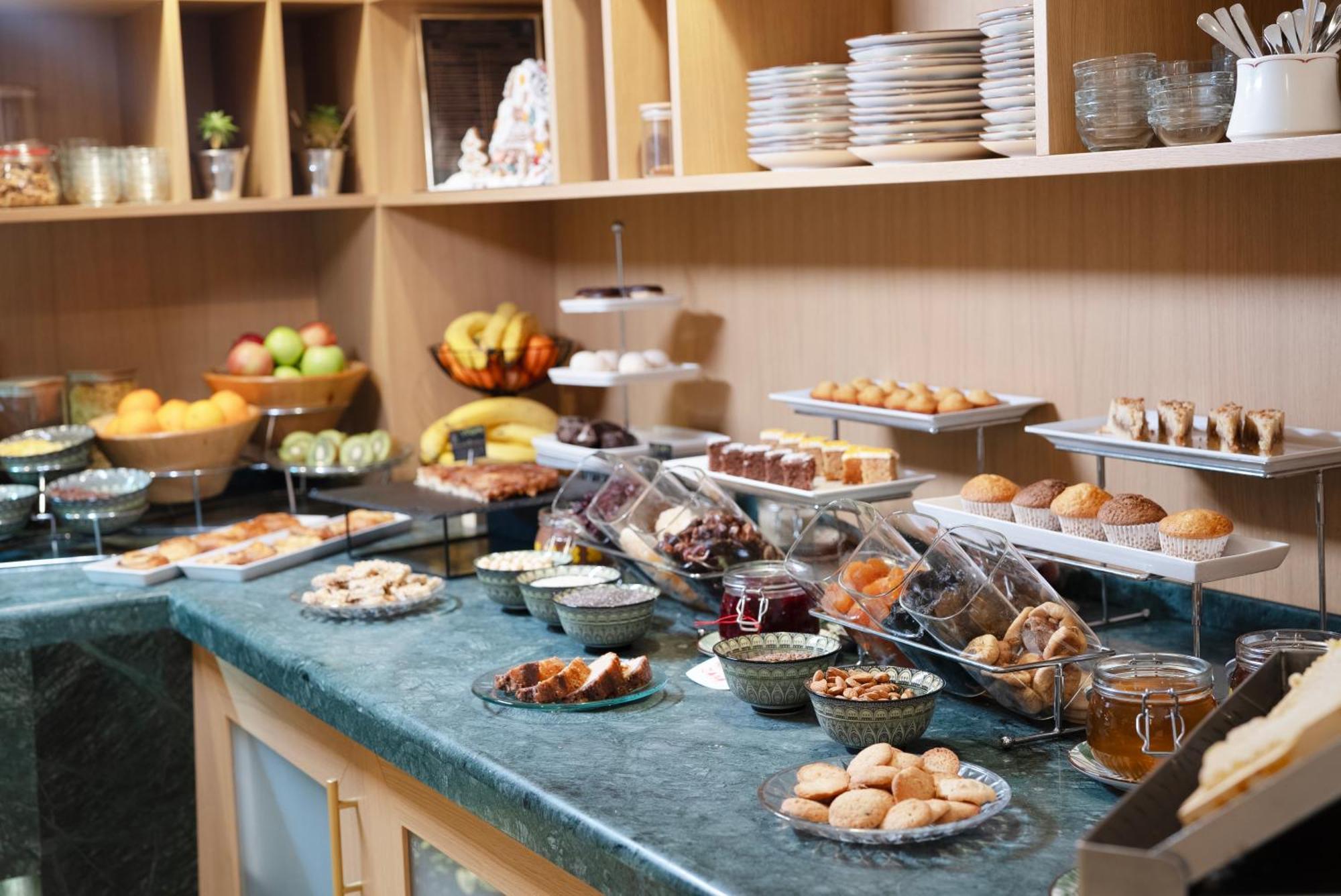Maison Sofia - Mgallery Bagian luar foto A buffet at a hotel